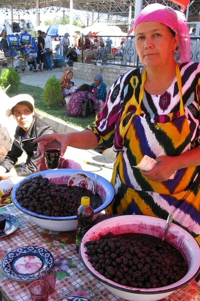 Venditrice di succo di more al mercato di Samarcanda

