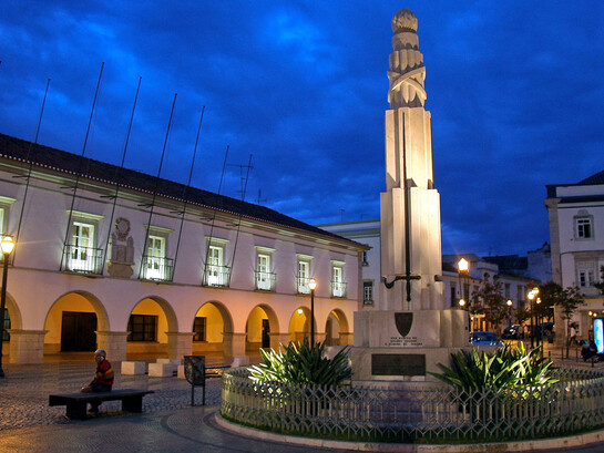 Monumento a los caídos en la Primera Guerra Mundial, Praça da República,Tavira, Algarve, Portugal