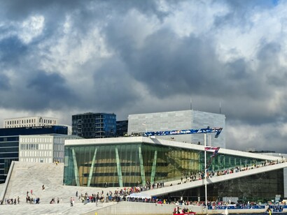 A Mathallen, i sapori norvegesi incontrano influenze internazionali in un’atmosfera vivace e accogliente. Palazzo dell'Opera, Oslo, Norvegia