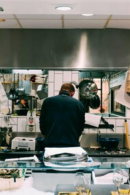 Uno chef che lavora in un mercato coperto