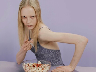 E como eram as festas na casa dos Richmann? Ah, sempre regadas a todo tipo de bebidas caras e comidas elaboradas cuidadosamente por chefs renomados. Frequentadas por muita gente famosa, que ia de músicos a empresários, era nelas que a pequena Joyce aproveitava para fazer fotos com todo aquele pessoal conhecido para postar em suas redes sociais, onde colecionava muitos seguidores. Obviamente, os famosos eram a causa de tantos seguidores da menina. Até mesmo seus colegas responsáveis pelo bullying a seguiam e pediam pra que ela os convidasse para as festas