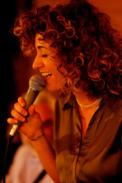 Chiara Minaldi, il canto e le emozioni. La voce è uno strumento che sta dentro di noi e risente di ogni più piccola variazione emotiva. Mi è capitato, anche spesso, di commuovermi durante un'esibizione. A volte le parole, il modo il cui le si pronunciano, il contesto in cui ci si trova, fanno da trampolino di lancio per le più profonde emozioni che abbiamo dentro di noi