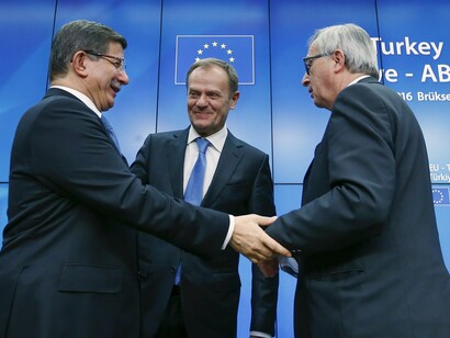 Los máximos representantes de la UE con el ministro de Exteriores de Ankara en una reciente cumbre entre Turquía y la UE