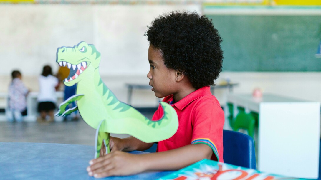 Criança aprende com a ajuda de brinquedo educativo na escola. Quando aplicados corretamente, os jogos podem ser poderosas ferramentas de ensino, promovendo o desenvolvimento cognitivo e emocional das crianças. No contexto escolar, a gamificação tem se mostrado cada vez mais eficaz para ajudar as crianças a aprender de maneira mais envolvente e significativa. Através dos jogos, as crianças não só têm a oportunidade de aprender, mas também de aplicar o conhecimento de forma prática e divertida, o que facilita a compreensão e a memorização do conteúdo