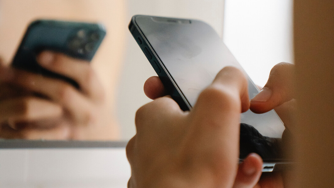 Pessoa recém desperta checa o celular no banheiro antes de escovar os dentes ou tomar banho