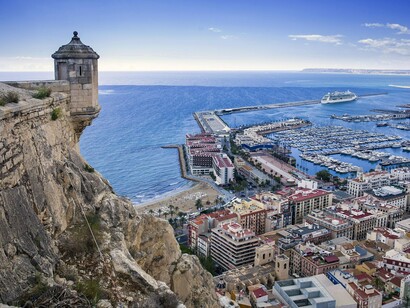 El castillo se levanta en la parte más alta del monte Benacantil