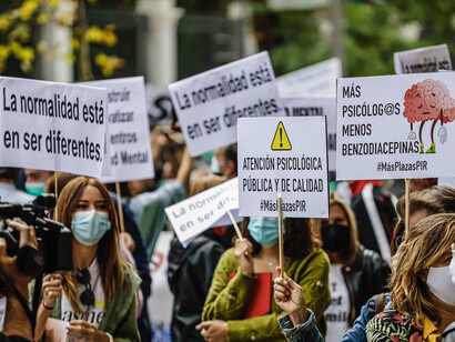 Manifestantes en España reclaman el derecho a la salud mental pública