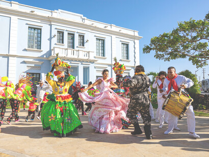 Personas bailando en un ambiente festivo de Carnaval
