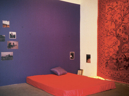 Dominique Gonzalez-Foerster, Nos années 70 (chambre), environnement, RWF, Hohenzollernring 74, Schipper & Krome, (November 11 - November 17, 1993) © courtesy de l’artiste et Esther Schipper, Berlin © ADAGP, PARIS 2015
