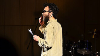 Faig Ahmed es un artista visual contemporáneo oriundo de Azerbaiyán conocido por su estilo surrealista que consiste en integrar distorsiones visuales en las alfombras orientales tradicionales. La fotografía de esta portada fue tomada en una charla en TEDxADA.