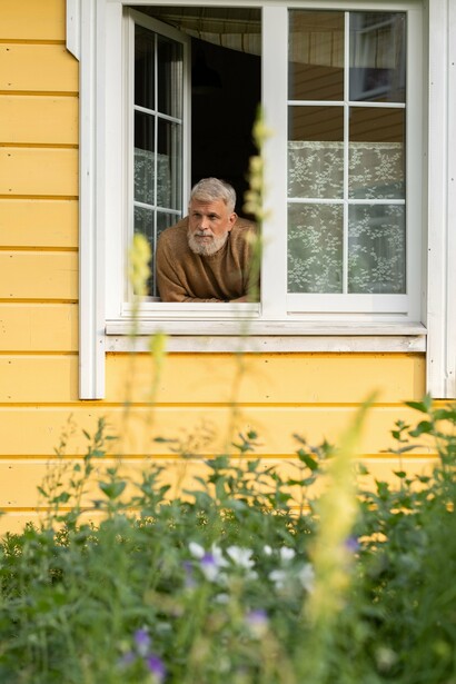 Entre a sombra do interior e a luz do exterior, um homem contempla o que está à sua frente. A janela aberta cria uma ligação discreta entre a casa e o mundo lá fora. O passado raramente desaparece por completo. Depois do divórcio, ele tentou tornar-se invisível sem conseguir fugir de si mesmo