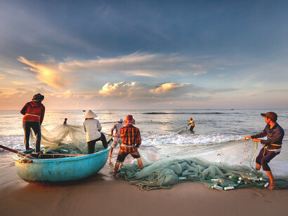 Com raiva e angustiados, homens puxam rede de volta sem pescar uma manjuba sequer