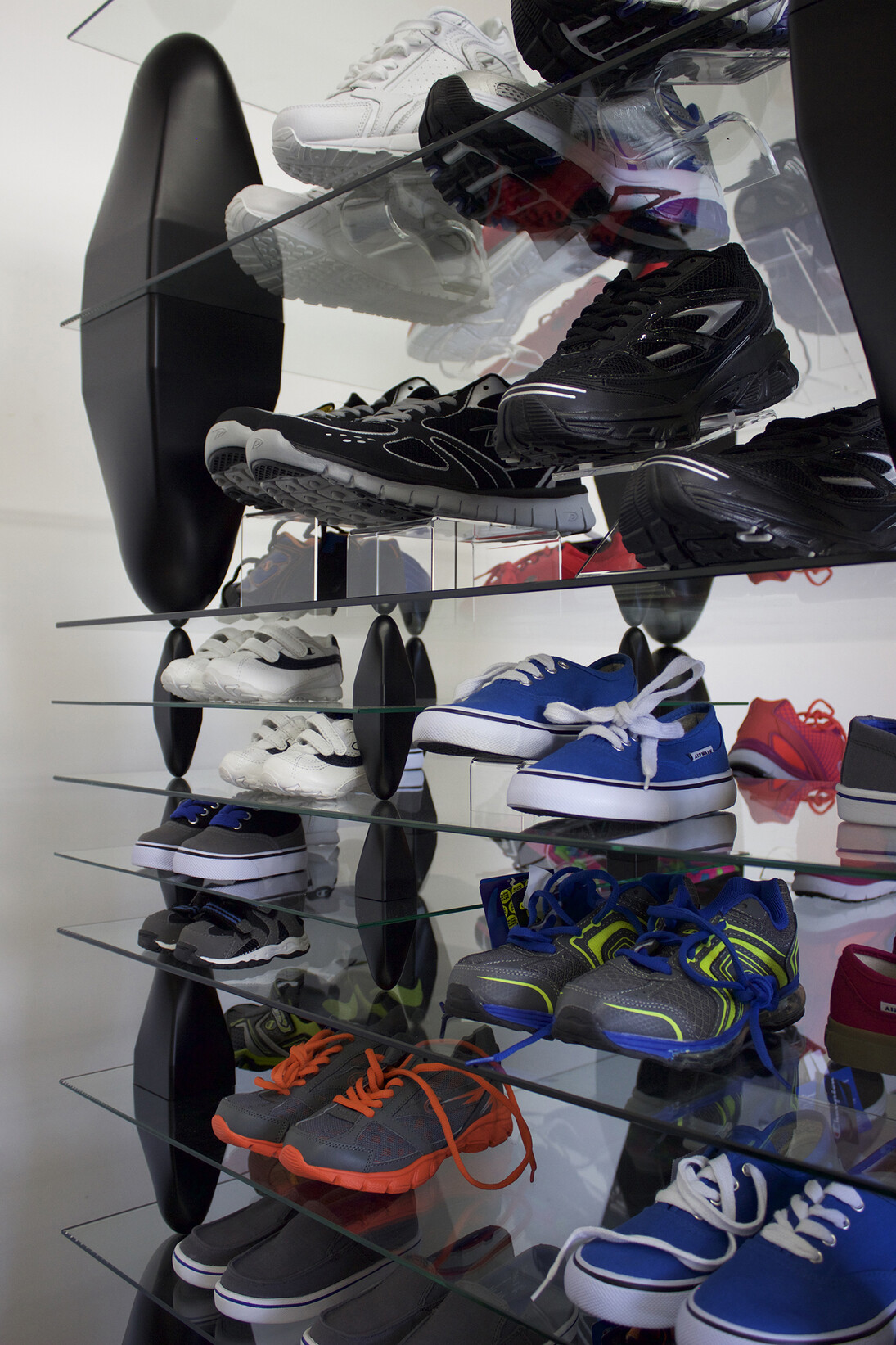 Patrick Jackson, Shelving Unit, 2015, Glass, shoes, plastic, 36 x 67 ½ x 36 in. Courtesy Galerie GP & N Vallois, Paris