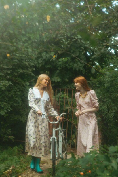 Ambas são de origem burguesa em Paris, porém a família de Simone (Silvie) está decadente. Zaza (Andrée) entra na escola de Simone aos nove anos de idade