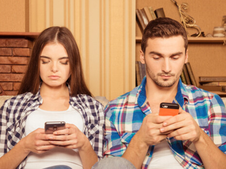 Aunque su publicidad siempre enfatiza su capacidad para conectar personas, la telefonía móvil no ha mejorado la comunicación humana