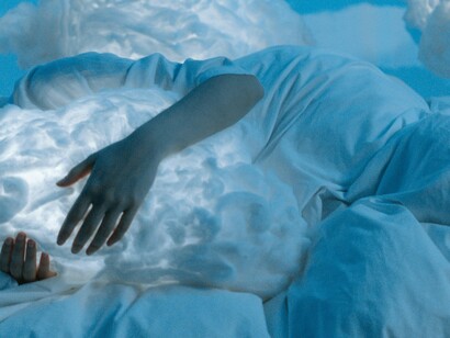 Mulher dorme profundamente. o sono profundo está diretamente ligado à consolidação da memória e ao aprendizado. Já o sono REM é a fase em que ocorrem os sonhos mais vívidos. Durante o sono REM, o cérebro processa emoções, organiza informações e fortalece a criatividade. É também nessa fase que o cérebro "limpa" resíduos metabólicos acumulados durante o dia, um processo essencial para a saúde neurológica a longo prazo