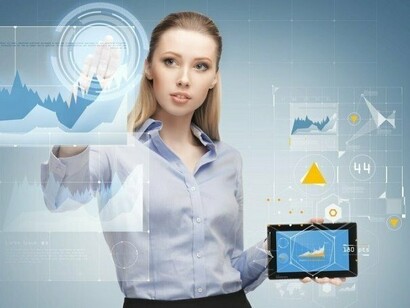 Una mujer usando las nuevas tecnologías