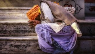 India, fedele in preghiera in un tempio di Ujjain (Madhya Pradesh), una delle città sacre dell’India, foto Sergio Pessolano
