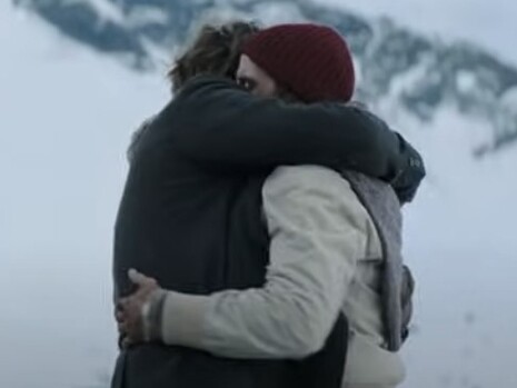 Immagine tratta dal trailer del film "La società della neve". Film basato sulla vera storia del disastro aereo delle Ande del 1972, dove un gruppo di sopravvissuti è costretto a compiere scelte estreme per restare in vita
 