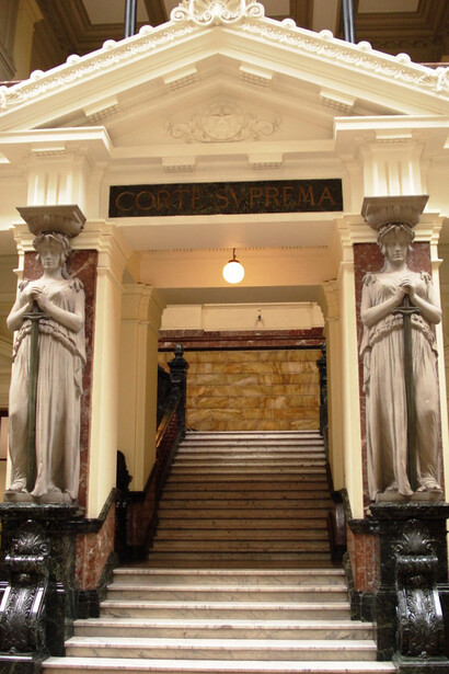Escalera de acceso a la Corte Suprema de Justicia de Chile, en el Palacio de los Tribunales, Santiago de Chile, Chile