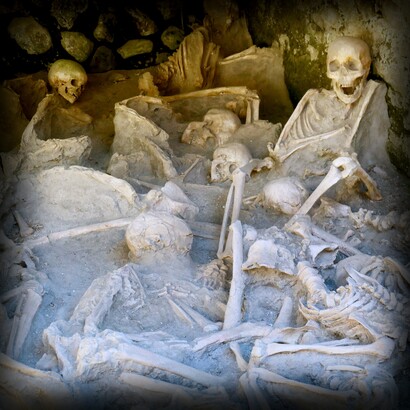 I corpi rinvenuti ad Ercolano sono tra i meglio conservati del mondo antico, grazie al calore estremo che ne provocò una fossilizzazione quasi istantanea. Nella foto scheletri da Ercolano, Campania, Italia 