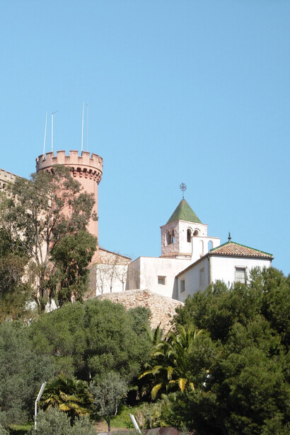 El Castillo de Castelldefels se alza en el punto más alto de una colina, en posición dominante sobre la franja costera entre el macizo del Garraf y Barcelona