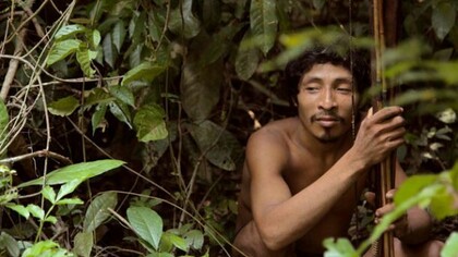 Un cazador awá, en la selva