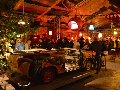 Budapest. Sentarse en un Trabant en el bar Szimpla Kert