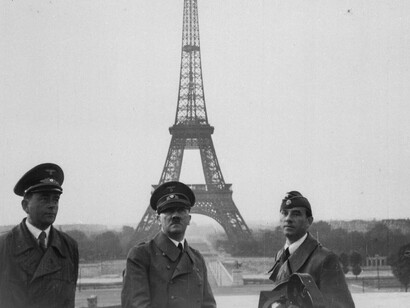 Adolf Hitler frente a la Torre Eiffel en junio de 1940, Paris, Francia