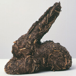 Dieter Roth, Karnickelköttelkarnickel oder Scheisshase (Rabbit-pellets-rabbit or Shite-hare)  1972,  Dung, straws, string, Ed. von 250 (+ 25 a.p.),  Approx. 18 x 18 x 11 cm / 7 1/8 x 7 1/8 x 4 3/8 inches, ROTH 28794 © Galerie Eva Presenhuber
