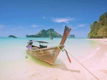 Barco amarrado à praia
