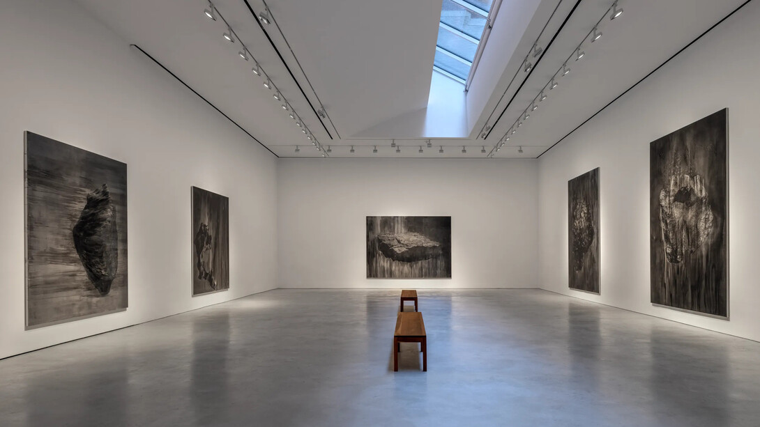Lorna Simpson, Earth and sky, exhibition view. Courtesy of Hauser & Wirth