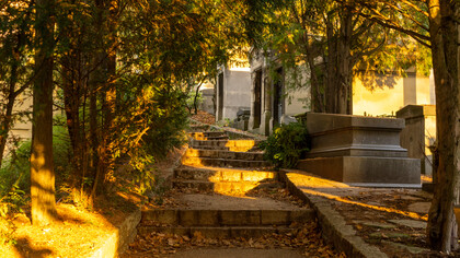 El cementerio del Père Lachaise a la hora dorada, en noviembre de 2019. Paris, Francia
