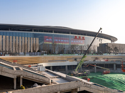 Fachada oeste de la estación de tren de Xiongan; 2020, desde el noroeste: la plaza subterránea aún está en obras. Xiong'an, 2019. Provincia de Hebei, China