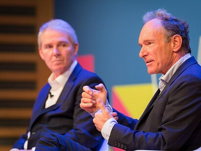 Tim Berners-Lee all'Open Data Institute's Summit, Londra, UK,(2014). Nel 1990 Tim Berners-Lee, un fisico prestato all’evoluzione dell’informatica, dette la risposta definitiva alla domanda fondamentale sulla vita, l’universo e tutto quanto che non è 42 ma si chiama World Wide Web, aprendo il vaso di Pandora delle comunicazioni iperveloci e dello scambio di informazioni istantanee