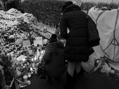 Flores e velas. Pessoas em fila para escrever condolências em frente à embaixada francesa em Moscou, 2015. Pragmaticamente, passei aquele dia inteiro reunindo informações. Indo e voltando — em imaginação — de Brasília a Paris e de Paris a Brasília. Resvalando, vez por outra, no Rio de Janeiro, em São Paulo, Belo Horizonte, São João Del Rey, Washington, Bonn, Berlim, Cidade do México, Buenos Aires, Lisboa, Moscou, Roma, Madrid, Biarritz, Saint-Tropez, até a latche dos Mitterrand no Landes


