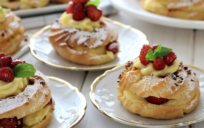 La pasta choux è un impasto a base di acqua, burro, farina e uova, caratterizzato da una consistenza leggera e cava. Nella foto: Paris-brest allo Strega