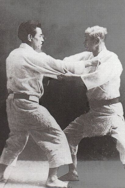 Kyūzō Mifune (a sinistra), judoka giapponese. allievo diretto del fondatore del Judo Jigorō Kanō (a destra)  