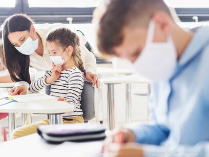 La neotenia, cioè la immaturità congenita del neonato è la caratteristica che lo contraddistingue dagli altri cuccioli che nascono invece con maggiori competenze