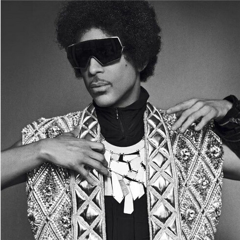 Prince tras unas grandes gafas negras