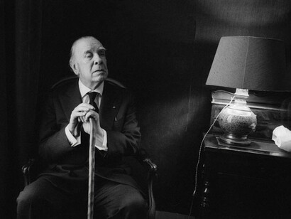 En relato, figuraba el cuento «There are More Things», dedicado a Howard P. Lovecraft