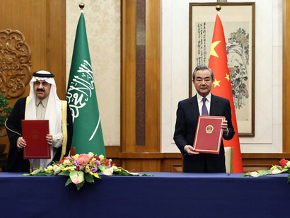 El asesor de seguridad nacional saudita, Musaad bin Mohammed al-Aiban, y el alto diplomático chino, Wang Yi, durante la ceremonia de firma del acuerdo entre Irán y Arabia Saudita para restablecer relaciones diplomáticas