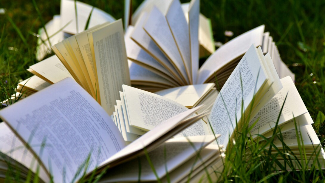  Le teorie contemporanee sull'intelligenza artificiale esplorano se la coscienza sia un fenomeno emergente o intrinsecamente legato alla biologia umana