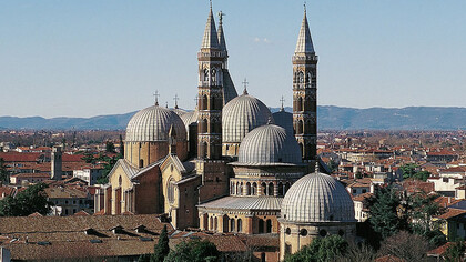 Padova inquadrata dal retro con i minareti bene in vista, la Basilica del Santo svela tutta la sua anima levantina