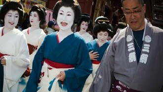 Porträt des Künstlers mit einigen Geishas © Photos by Martin Hladik