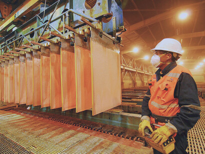 Operario en una plata industrial de cobre