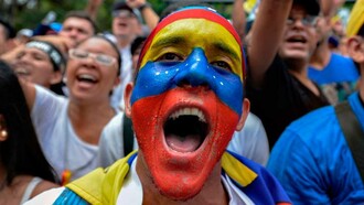 Manifestantes pidiendo la dimisión de Nicolás Maduro, presidente de Venezuela