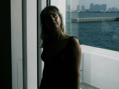Vorrei una ragazza che capisse
Che a me nella vita
Poche cose piace farle da solo:
Scrivere, nuotare, morire