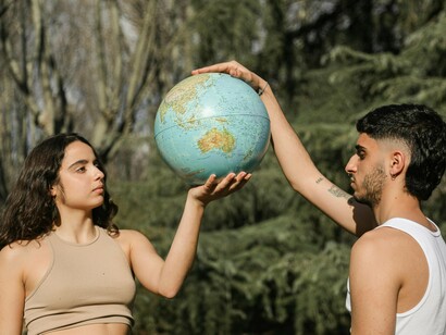 Na causa ecológica, (desgraçadamente) os efeitos devastadores crescem na proporção dos negacionismos. Lidamos, como sociedade, aparentemente de modo tranquilo com a narrativa da morte anunciada do ecossistema que nos sustenta. E aí estão os jovens, ‘já’ como educadores dos crescidos