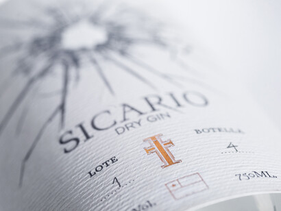 Gin Sicario es un Gin contemporáneo y aromático compuesto de 15 botánicos, obtenido a partir del método de destilación por infusión. Su creador y maestro destilador: Stefano Cabrini
